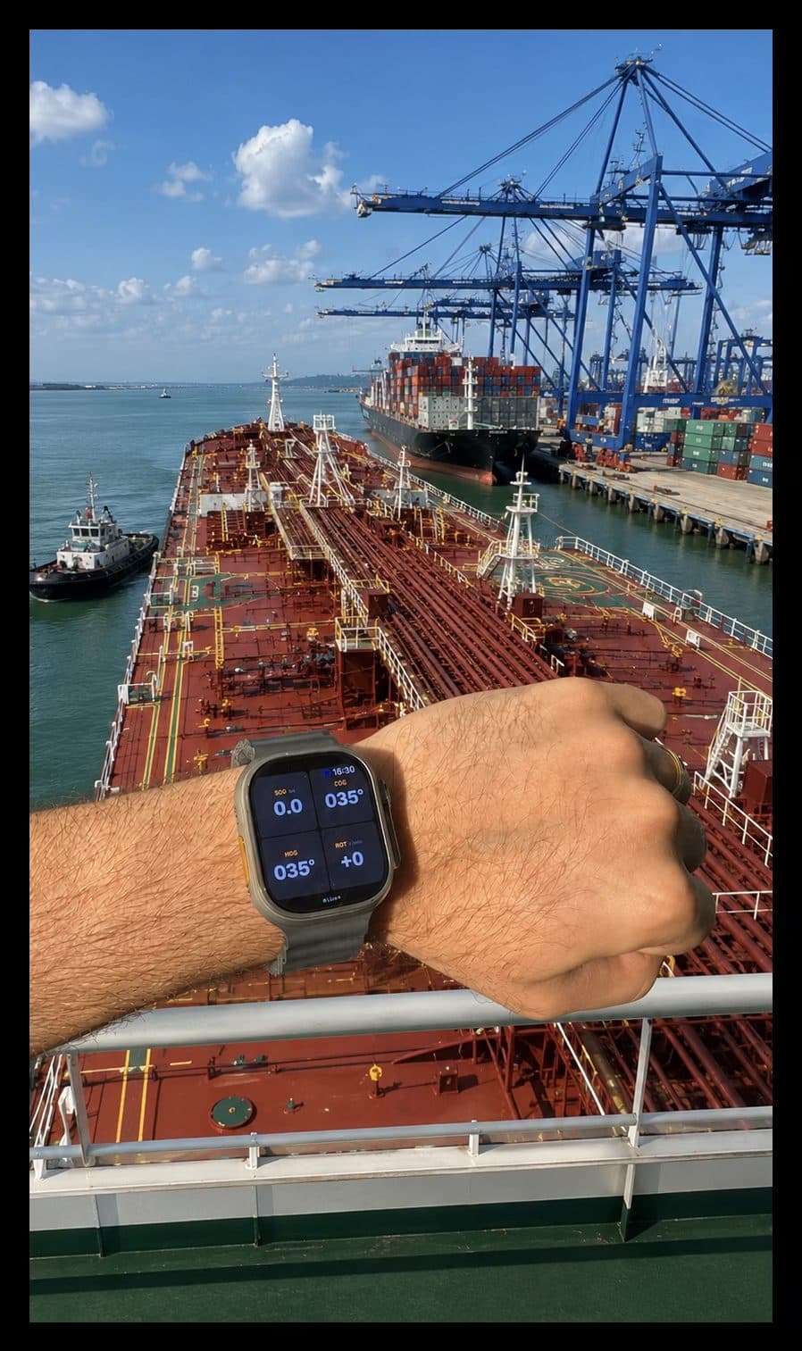 Apple Watch exibindo SOG, COG, HDG e ROT do UserMap Pilot, a bordo de um navio-tanque em atracação