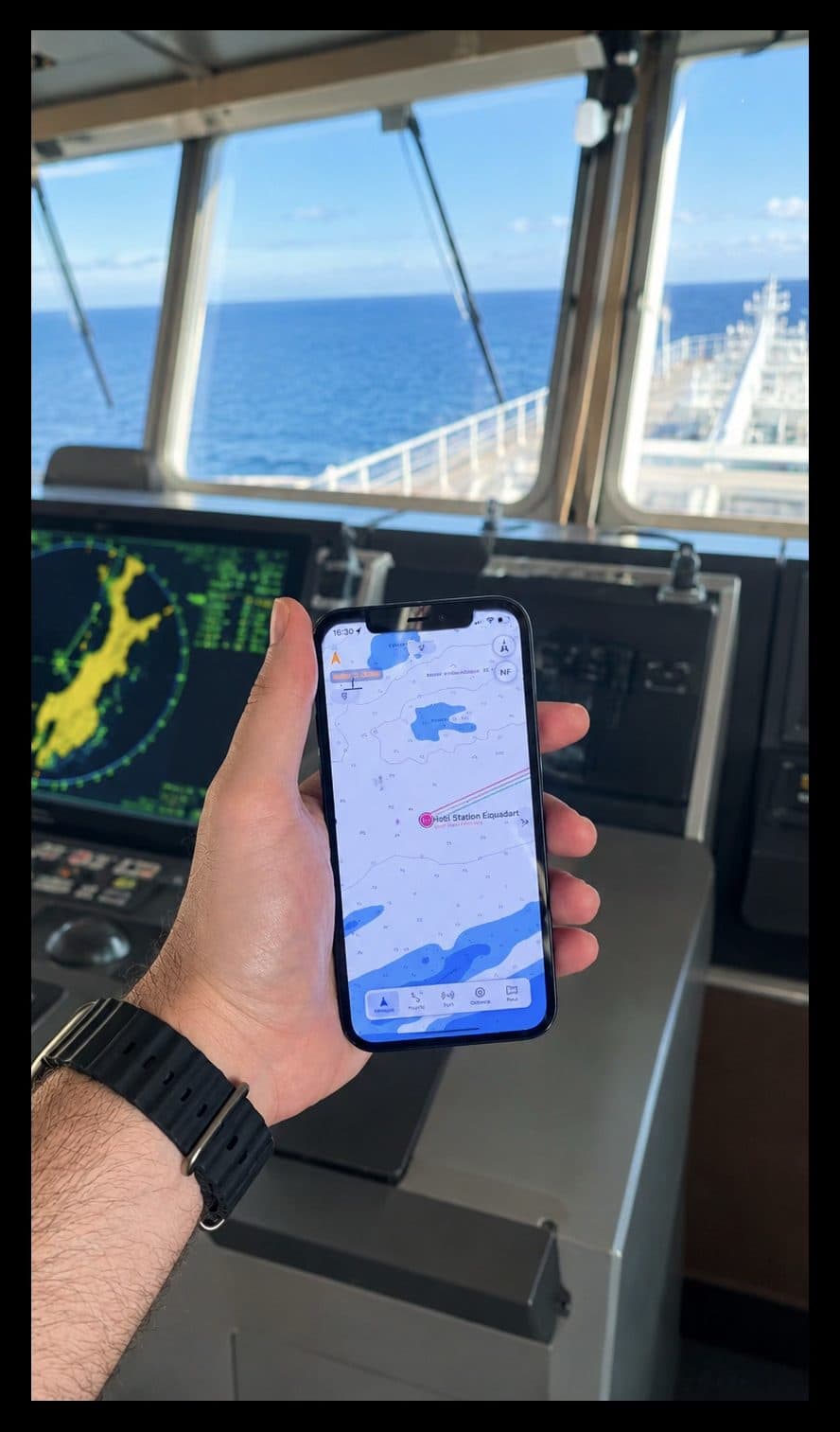 iPhone com o UserMap Pilot exibindo a carta, no passadiço de um navio em viagem
